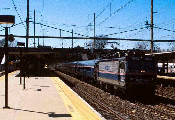 usr_m_amtrak_aem7_902_trentonnj_sigcase_233.jpg