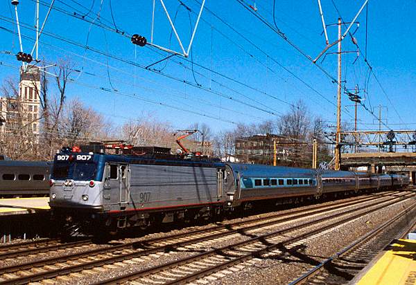 usr_m_amtrak_aem7_907_trentonnj_sigcase_234.jpg