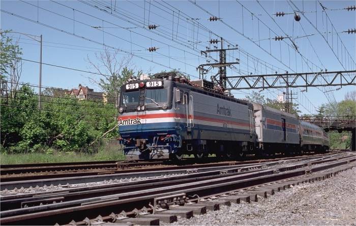 usr_m_amtrak_aem7_915_newrochellejct_19810517_jt_321.jpg