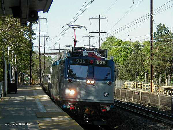 usr_m_amtrak_aem7_935_metroparksb_hermansilbiger_306.jpg