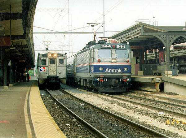 usr_m_amtrak_aem7_944_wilmingtonde_19980624_075.jpg