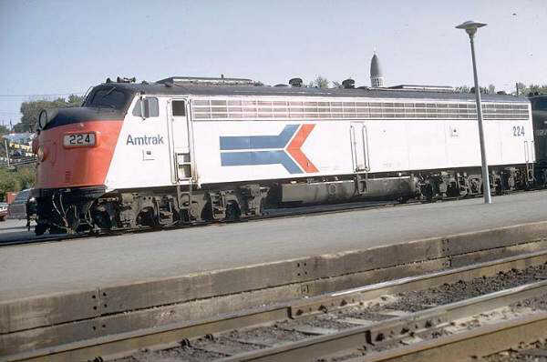 usr_m_amtrak_dsl_e8a_224_121.jpg
