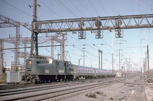 usr_m_amtrak_gg1_4932_153.jpg