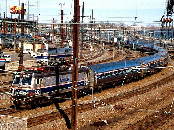 usr_m_amtrak_misc_30thstyd_aem7_939_sigcase_227.jpg