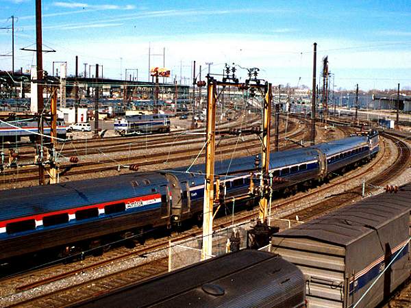usr_m_amtrak_misc_30thstyd_aem7_939_sigcase_228.jpg