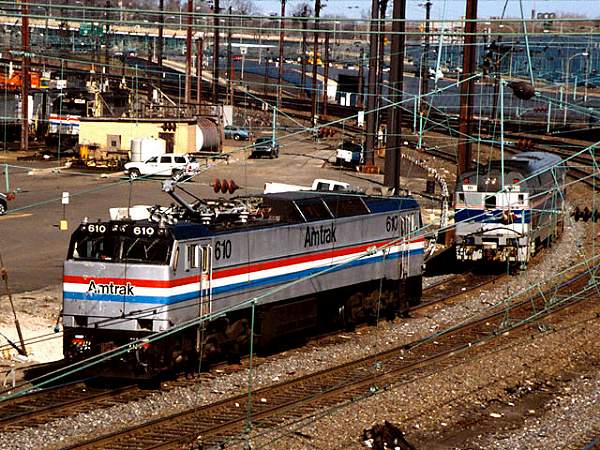 usr_m_amtrak_misc_30thstyd_e60_610_sigcase_226.jpg