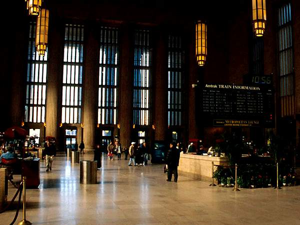 usr_m_amtrak_misc_30thstyd_stationinterior_sigcase_230.jpg