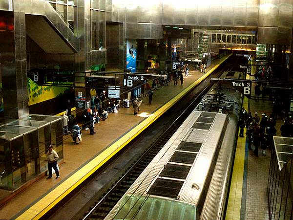 usr_m_amtrak_misc_30thstyd_track3_sigcase_232.jpg