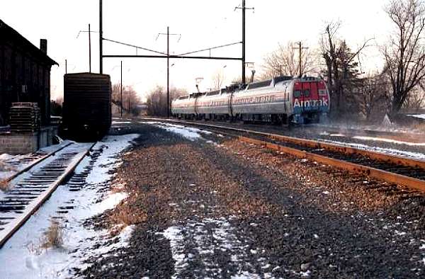 usr_m_amtrak_mtro_unk015_harrisburgline_birdinhandpa_198312_kevinreilly_260.jpg