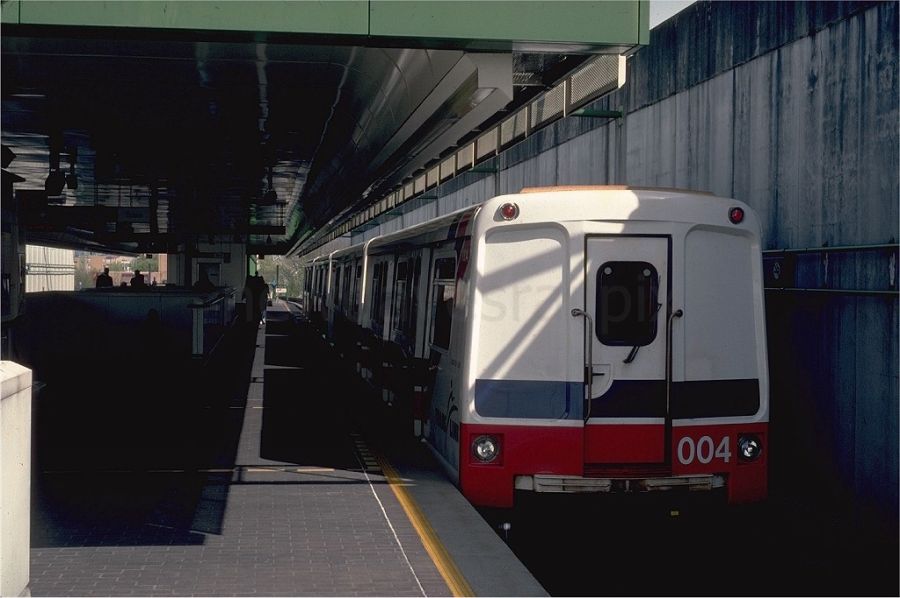 cnr_m_bc_vansky_004_broadwaystation_20000418_uns091_jt.jpg