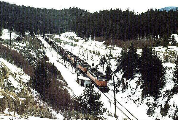 usr_m_cmstp_ef4_infrontoftwodiesels_betweendeerlodgebutte_197404_kenharr_milw088.jpg