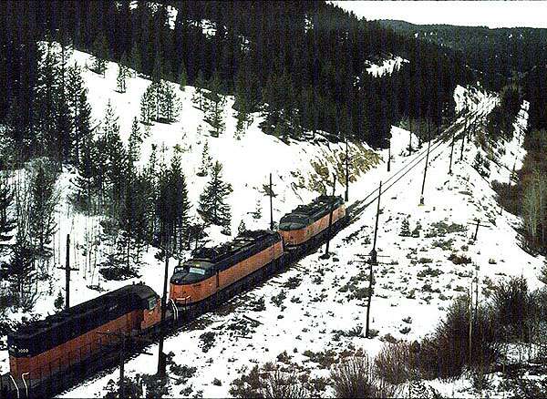 usr_m_cmstp_ef4_infrontoftwodiesels_betweendeerlodgebutte_197404_kenharr_milw089.jpg