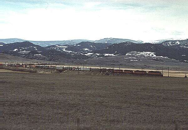 usr_m_cmstp_ef4_infrontoftwodiesels_butte_197404_kenharr_milw084.jpg