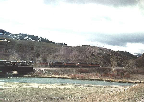 usr_m_cmstp_ef4_timefreightneargoldcreek_197404_kenharr_milw107.jpg