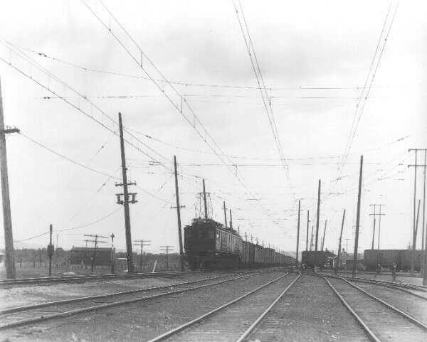 usr_m_cmstp_misc_electrification_ef1_threeforksyard_milw010a.jpg