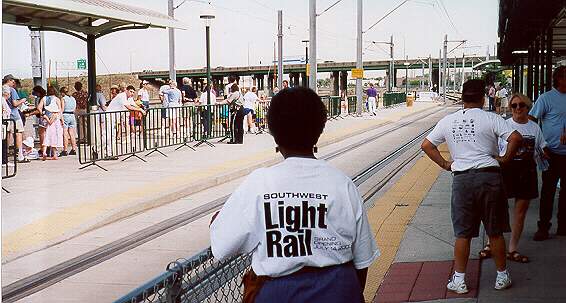 usr_m_den_rtd_018_broadwayi25stationopeningdayswcorridor_20000715_bv.jpg