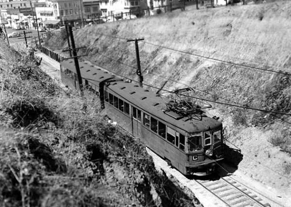 usr_m_eastbay_key_bridge_xxx_40thstcut_betweenbroadwayhowe_mtns_150.jpg