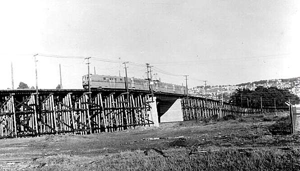 usr_m_eastbay_key_shpyrd_xxx_onsptrestle_phwbns_070.jpg