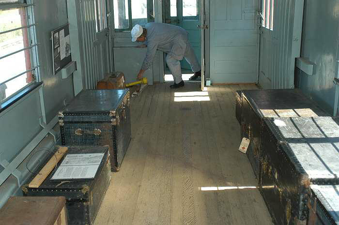usr_m_museum_illinoisrailway_cnsm0251_baggagecompartment_20030920_irm208_dmeh.jpg