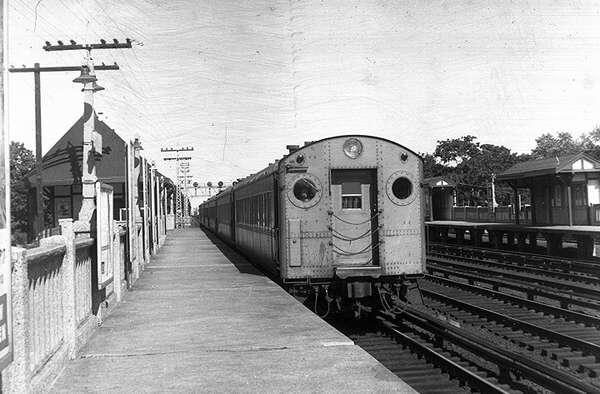 usr_m_lirr_2ndgen_xxx_016_hollisstation_swjt_165.jpg
