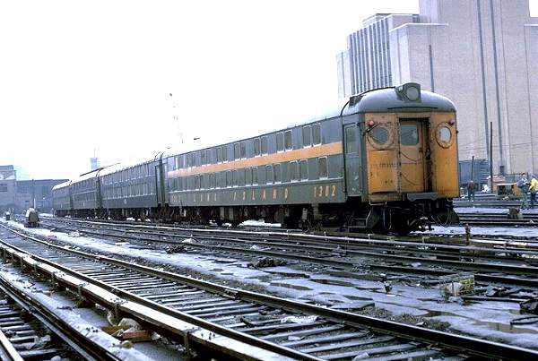 usr_m_lirr_3rdgen_1302_longislandcity_19710508_jt_008.jpg