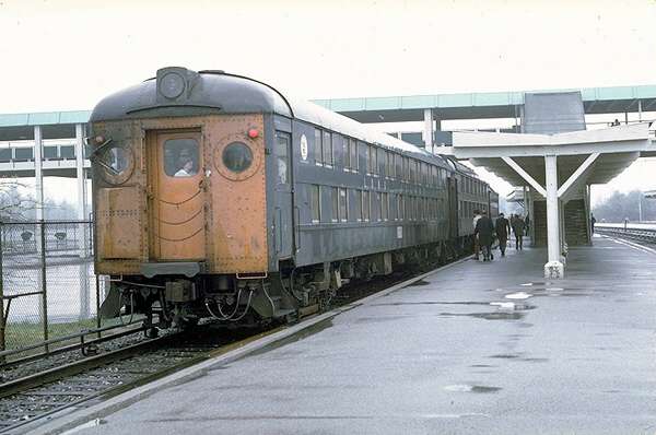 usr_m_lirr_3rdgen_xxx_031_belmontraceway_19710508_jt_033.jpg