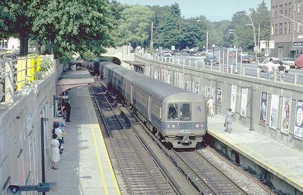 usr_m_lirr_5thgen_9175_greatneck_19810615_jt_126.jpg
