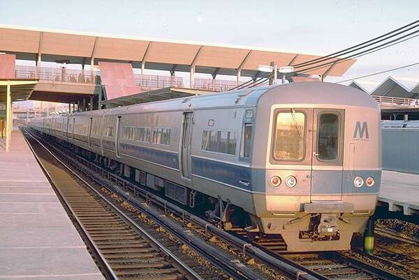 usr_m_lirr_5thgen_9193_sheastadium_19751115_jt_128.jpg