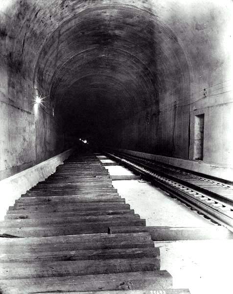 usr_m_nandw_misc_inside+of+tunnel+during+construction_035.jpg