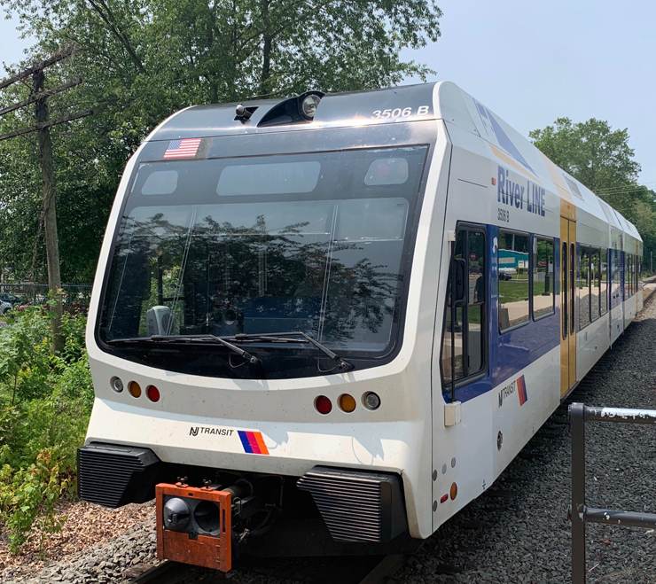 usr_m_njt_lrv'3506_roebling+station_trainsdotcom.jpg