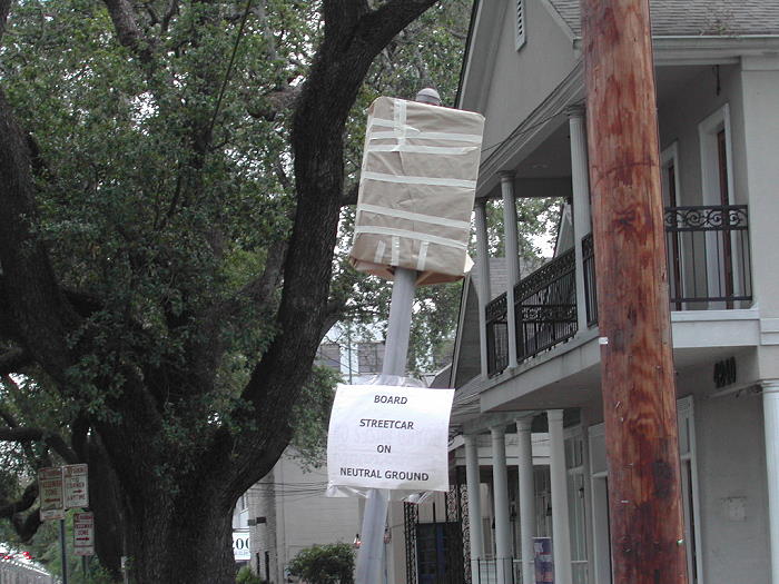 usr_m_nor_misc_abandonedbusstopsign_200404_mharr_no323.jpg