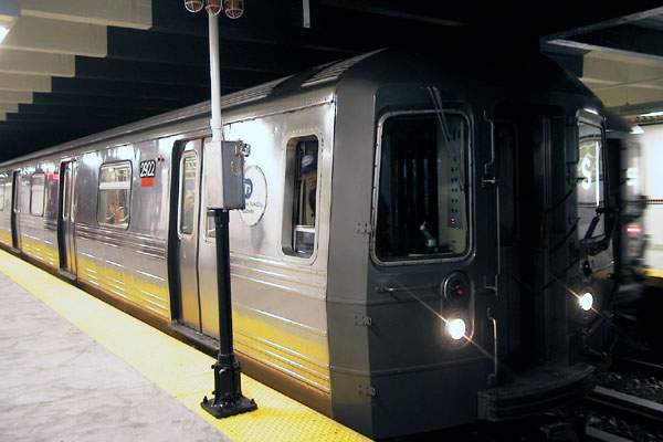usr_m_nyc-oth_sub-franklinaveshuttle_botanic+garden+station_19991031_slew_slb1224.jpg