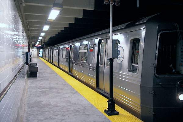 usr_m_nyc-oth_sub-franklinaveshuttle_botanic+garden+station_19991031_slew_slb1225.jpg