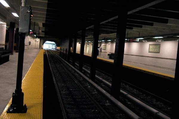 usr_m_nyc-oth_sub-franklinaveshuttle_botanic+garden+station_19991031_slew_slb1228.jpg
