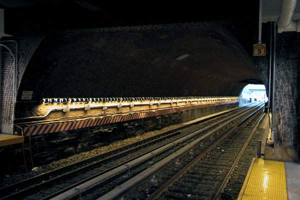 usr_m_nyc-oth_sub-franklinaveshuttle_botanic+garden+station_19991031_slew_slb1230.jpg