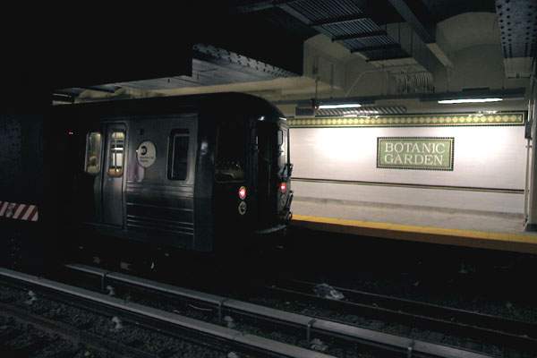 usr_m_nyc-oth_sub-franklinaveshuttle_botanic+garden+station_19991031_slew_slb1235.jpg