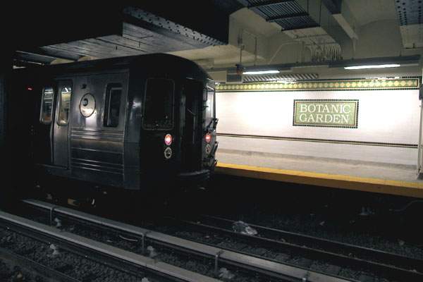 usr_m_nyc-oth_sub-franklinaveshuttle_botanic+garden+station_19991031_slew_slb1236.jpg
