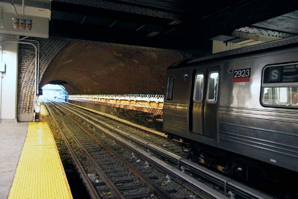 usr_m_nyc-oth_sub-franklinaveshuttle_botanic+garden+station_19991031_slew_slb1237.jpg