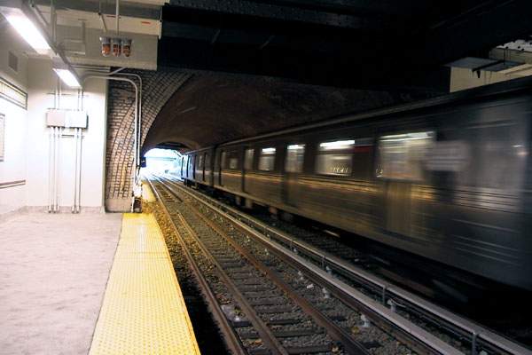 usr_m_nyc-oth_sub-franklinaveshuttle_botanic+garden+station_19991031_slew_slb1238.jpg