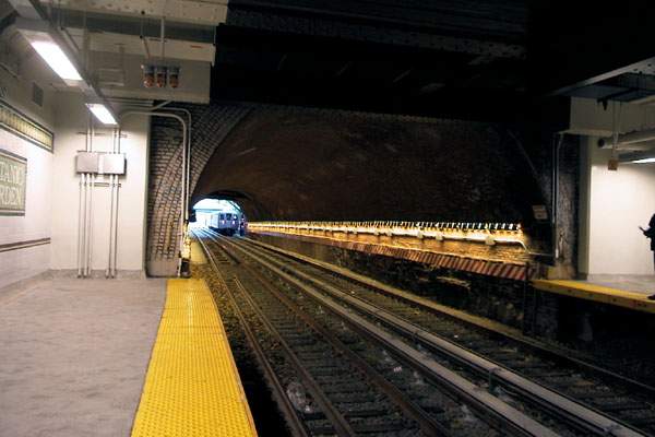 usr_m_nyc-oth_sub-franklinaveshuttle_botanic+garden+station_19991031_slew_slb1239.jpg