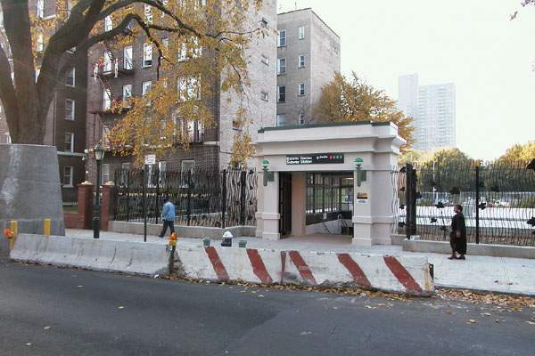 usr_m_nyc-oth_sub-franklinaveshuttle_botanic+garden+station_19991031_slew_slb1240.jpg
