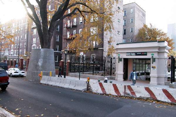 usr_m_nyc-oth_sub-franklinaveshuttle_botanic+garden+station_19991031_slew_slb1241.jpg