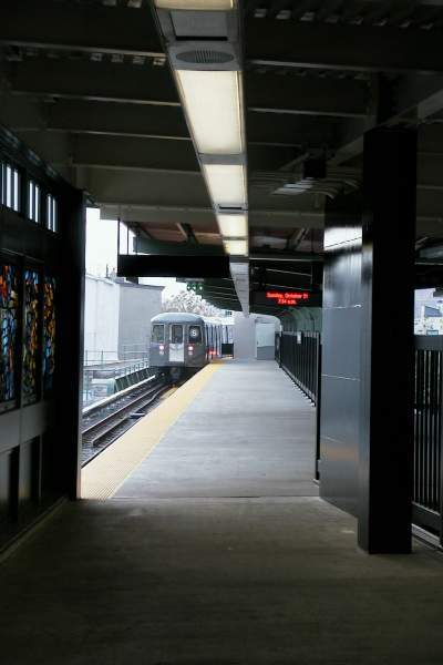 usr_m_nyc-oth_sub-franklinaveshuttle_franklin+ave+station_19991031_slew_slb1211.jpg