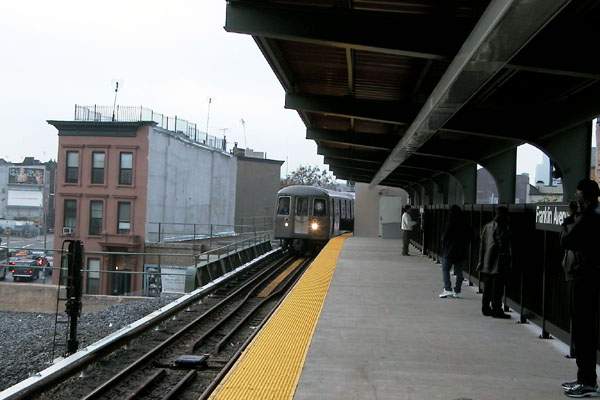 usr_m_nyc-oth_sub-franklinaveshuttle_franklin+ave+station_19991031_slew_slb1221.jpg