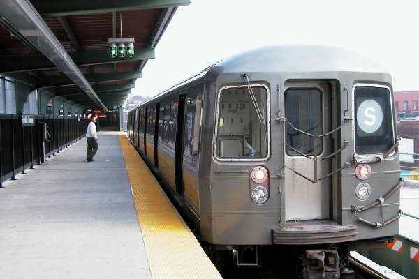 usr_m_nyc-oth_sub-franklinaveshuttle_franklin+ave+station_19991031_slew_slb1222.jpg