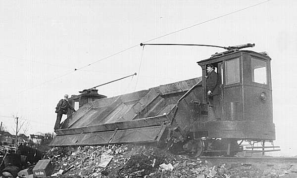 usr_m_nyc-tars_work'dumpcar8_dumping_1942_sidsell+jwthomas_tarst093.jpg