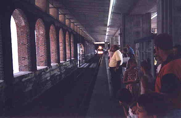 usr_m_stl_siemens_001_archlacledewestboundapproaching_dvme_stl002.jpg