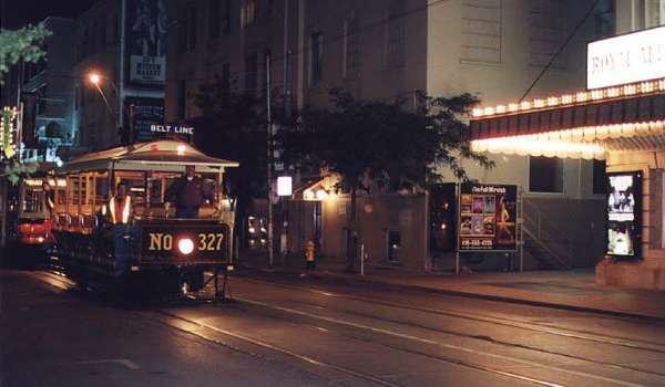 cnr_m_tor_old'0327_king+simcoe_20010907_plavalee+gm_ttc330.jpg