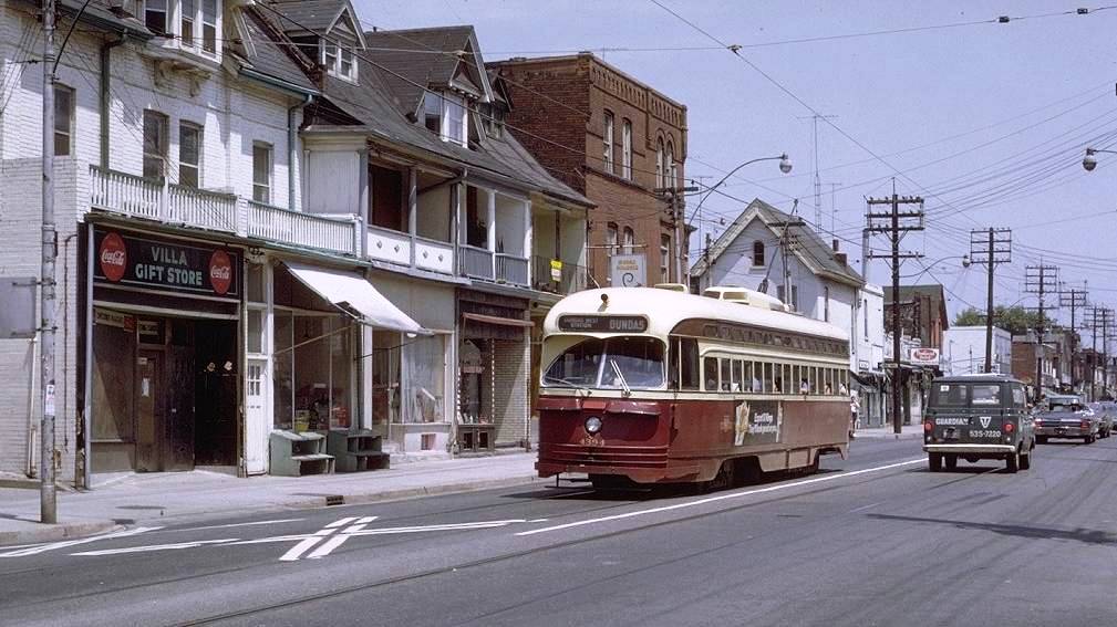 cnr_m_tor_pc43'4394_dundas+gorevale_19710628_jt_ttc486.jpg