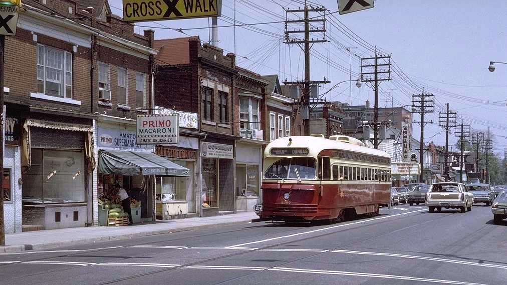 cnr_m_tor_pc43'4397_dundas+palmerston_19710628_jt_ttc501.jpg